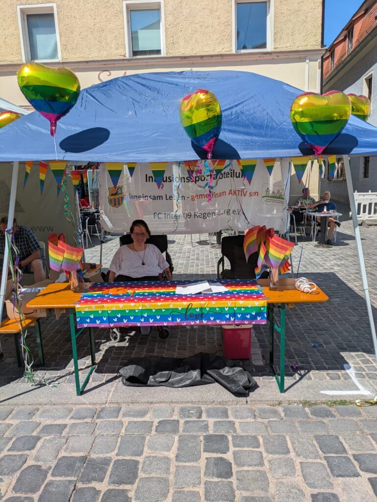 Steffi B. im Infostand beim CSD